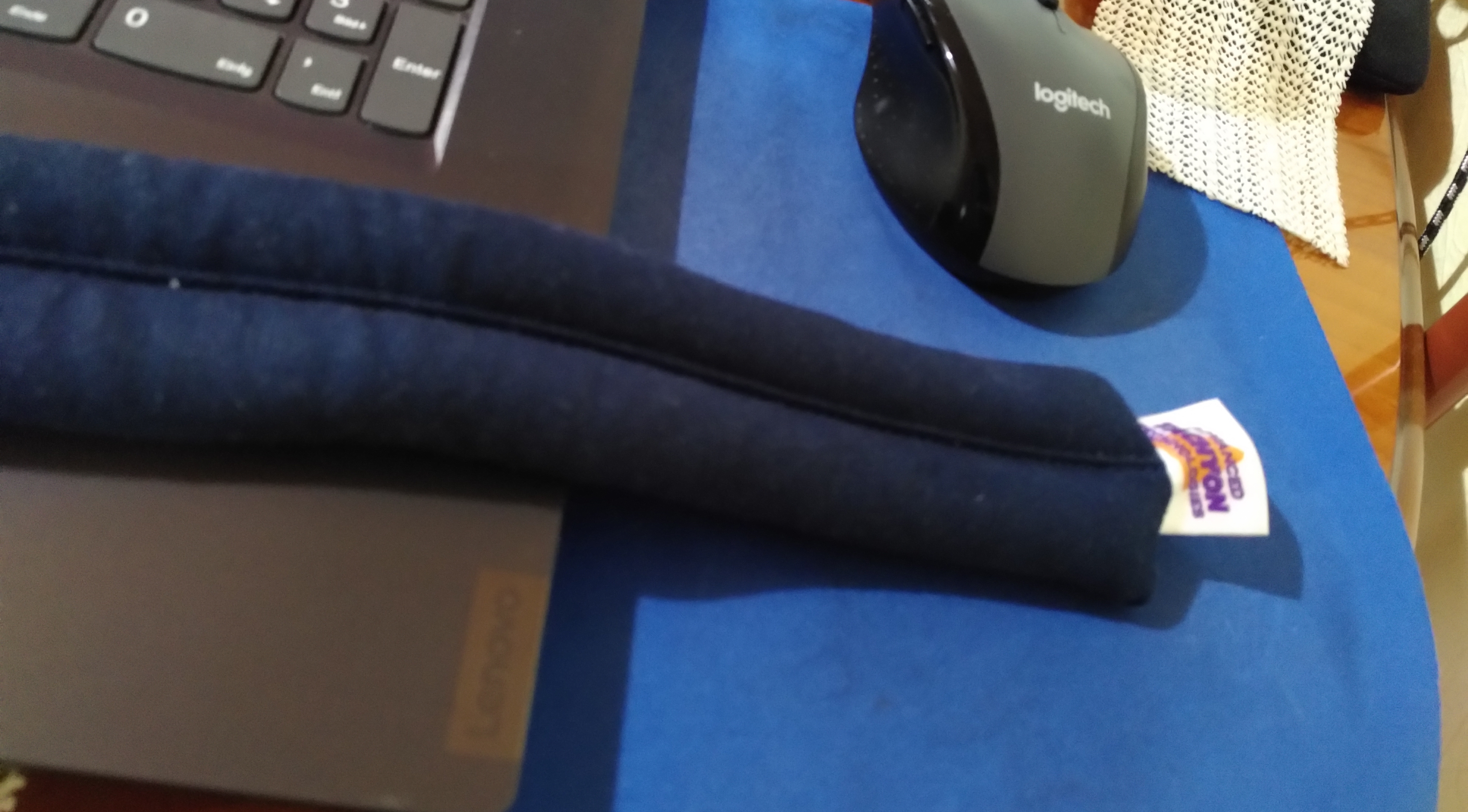 Nackenkissen im Einsatz am Notebook