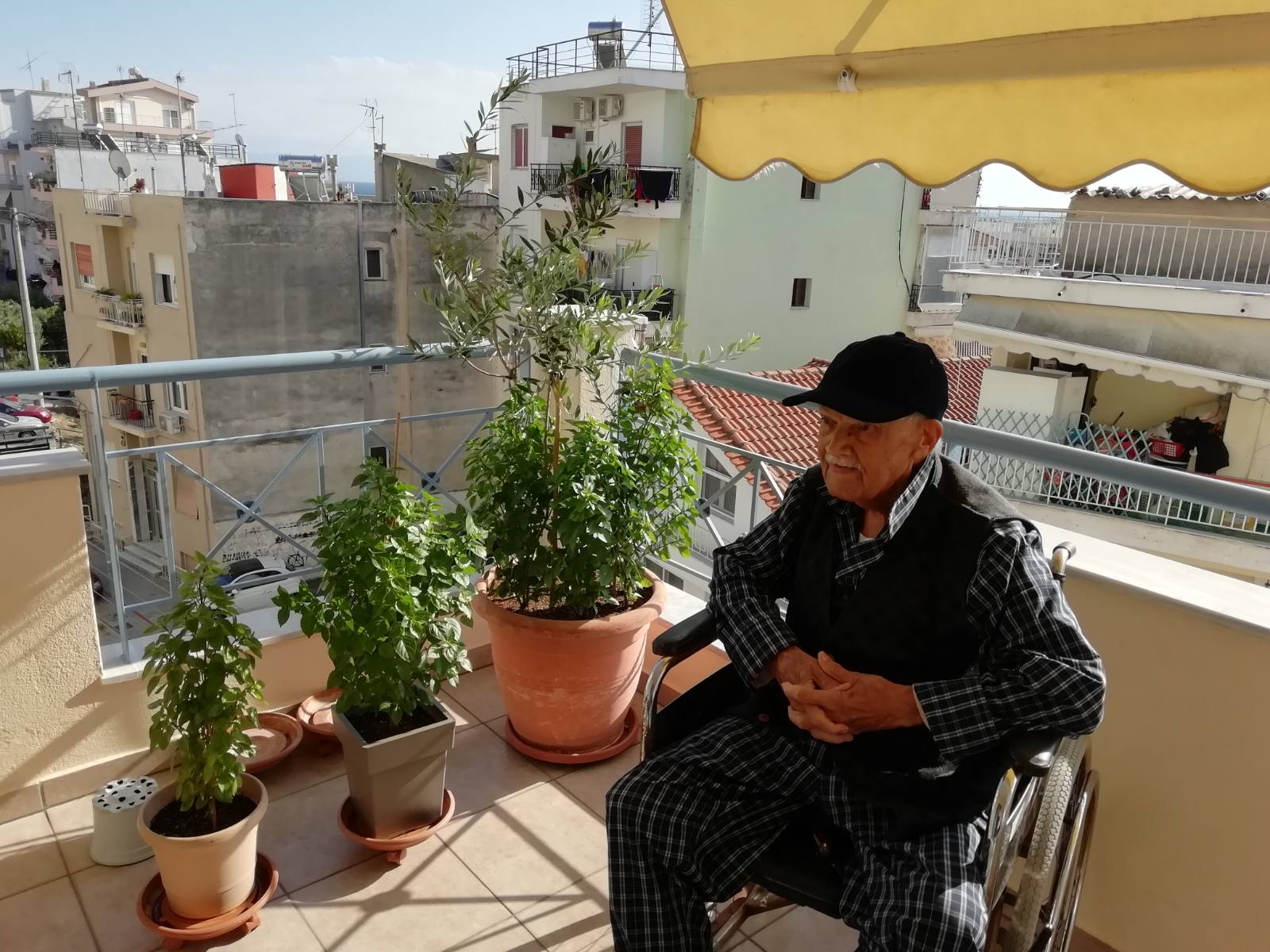 Onkel auf Balkon